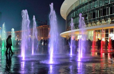 Milano, İtalya - 27 Kasım 2016 Porta Nuova bölgesindeki Piazza Gae Aulenti ve Corsocomo'daki yeni binaların gece görüntüsü