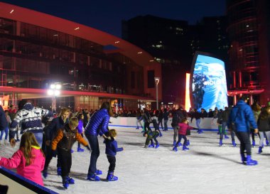 Milano, İtalya - 27 Kasım 2016 Porta Nuova bölgesindeki Piazza Gae Aulenti ve Corsocomo'daki yeni binaların gece görüntüsü