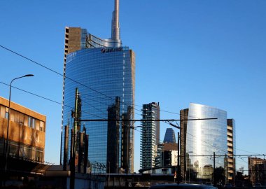 27 Kasım 2016 Porta Nuova bölgesindeki Piazza Gae Aulenti ve Corsocomo'daki Unicredit Tower gökdeleninin çağrıştıran görüntüsü, detay