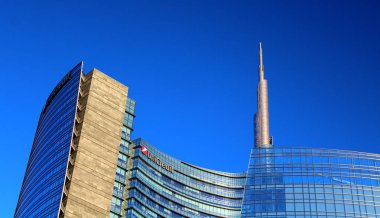 27 Kasım 2016 Porta Nuova bölgesindeki Piazza Gae Aulenti ve Corsocomo'daki Unicredit Tower gökdeleninin çağrıştıran görüntüsü, detay