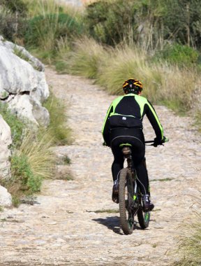 Palermo, İtalya - 13 Ocak 2019: Yolda yokuş yukarı bir Mtb sürmek bisikletçi çağrıştıran hayal