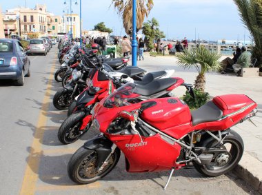 Mondello, İtalya - 02 Temmuz 2016: Ducati motosikletlerinin bir araya geldiği çağrışTıran görüntü