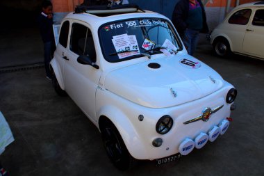 Milano, İtalya - 20 Mart 2016: Fiat 500 vintage otomobil rallisinin çağrıştıran görüntüsü