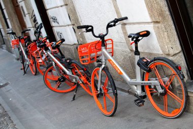 15. Milano, Şubat 16, 2019: Mobike bisiklet paylaşımı çağrıştıran düşünün kaldırımda park