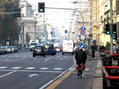 Milano, İtalya - 19 Ekim 2017: Şehir trafiğinde bisiklet yolunda bisikletçiyi çağrıştıran bir hayal