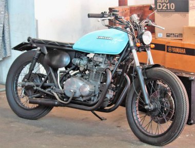 Milano, İtalya - 21 Mayıs 2017: Turkuaz renkli Kawasaki motosikletini çağrıştıran