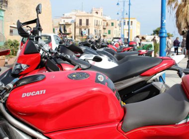 Mondello, İtalya - 02 Temmuz 2016: Ducati motosikletlerinin bir araya geldiği çağrışTıran görüntü