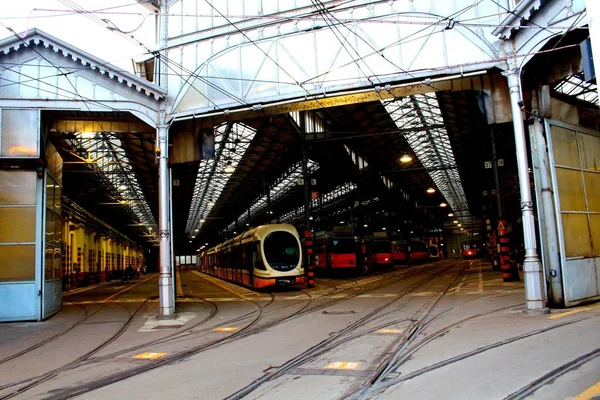 ミラノ イタリア 1月20 2017 ミラノの鉄道 トラム による公共交通機関の預金の刺激的な想像 — ストック写真
