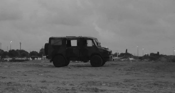 意大利巴勒莫 2018年7月24日 一辆停在土路上的军用面包车令人回味的画面 — 图库照片