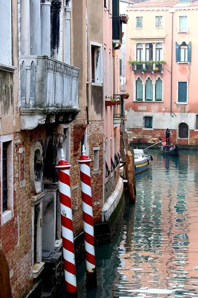 Canal Venise Avec Gondoles Vénitiennes Typiques — Photo