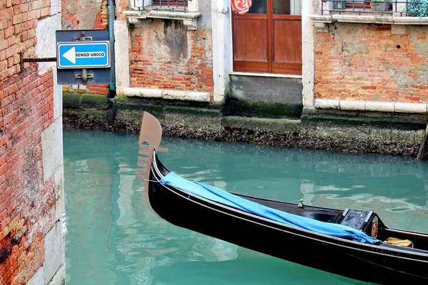 Canal Veneza Com Gôndolas Típicas Venezianas — Fotografia de Stock