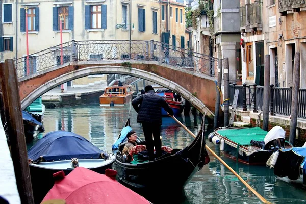 Venezia Italia Décembre 2018 Canal Venise Avec Gondoles Vénitiennes Typiques — Photo