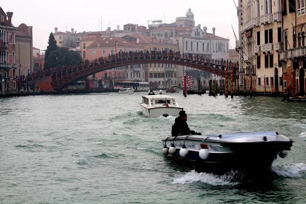 Veneza Itália Dezembro 2018 Evocativa Imagem Uma Ponte Que Liga — Fotografia de Stock