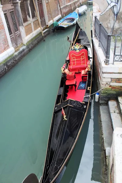 Venice Italy December 2018 Evocative Image Venice Canal Moored Gondola — Stock Photo, Image