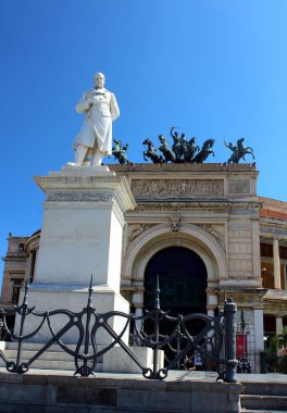 Palermo, İtalya, 07 Eylül 2019 - Şehir merkezindeki Politeama Tiyatrosu 'nun canlandırıcı görüntüsü ve ön planda Ruggiero Settimo' ya adanmış bir heykel.
