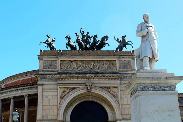 パレルモ イタリア 9月07 2019 前方にルッジェーロ セッティモ専用の像を持つ市内中心部のPoliteama劇場の印象的なイメージ — ストック写真