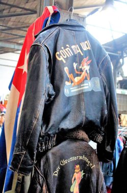 Vintage bir pazardaki klasik havacı deri ceketinin canlandırıcı görüntüsü.