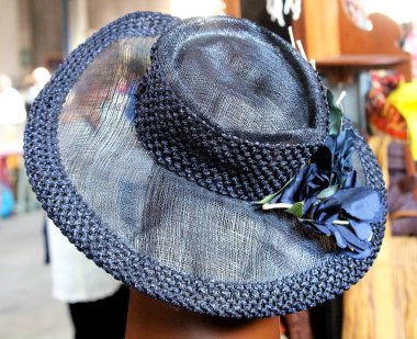 Vintage pazarındaki klasik kadın şapkasının anımsatıcı görüntüsü