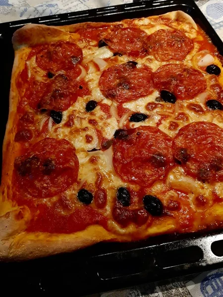 Imagen Evocadora Una Pizza Casera Con Salami Picante Aceitunas Negras — Foto de Stock