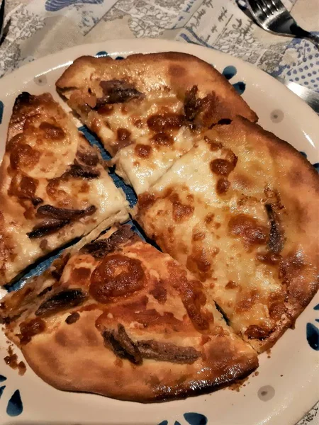 Primer Plano Pizza Blanca Casera Con Mozzarella Anchoas Plato Cerámica — Foto de Stock