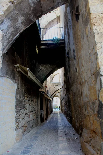 意大利巴勒莫市中心一条古老街道的令人联想起的景象 — 图库照片