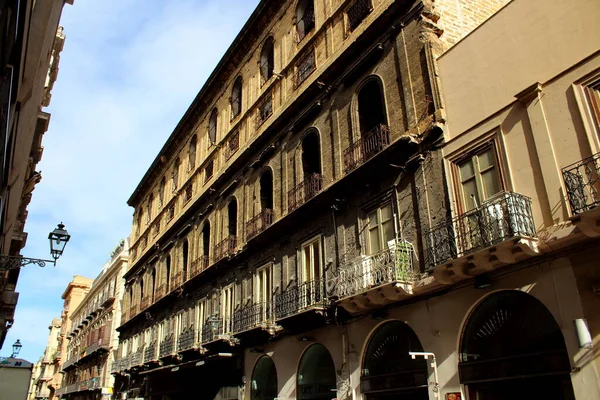 Evocadora Imagen Balcones Edificios Época Centro Histórico Palermo Italia — Foto de Stock