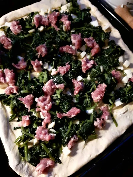 在用烤箱烹调之前 先把自制的白披萨与莫扎拉 腊肠和那不勒斯产的蔬菜 Friarielli 进行特写 — 图库照片