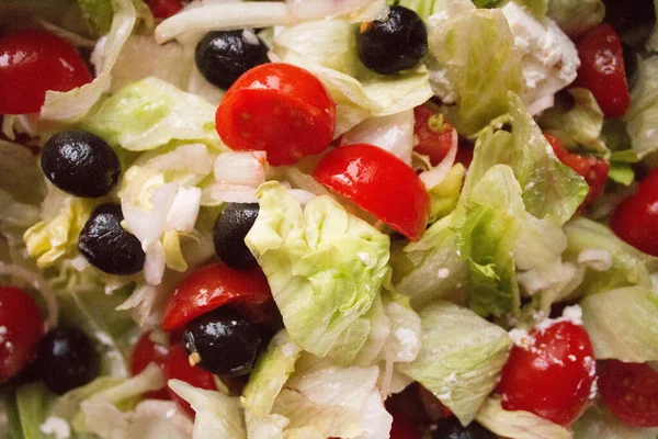 Närbild Sallad Tomater Lök Och Svarta Oliver Tvättade Och Skurna — Stockfoto