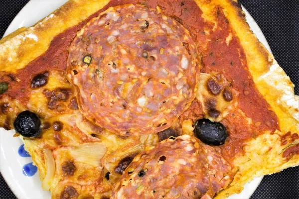 Imagen Evocadora Una Pizza Casera Con Salami Picante Aceitunas Negras — Foto de Stock