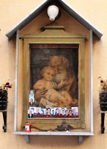 意大利巴勒莫市中心一座供奉圣徒的礼拜堂挂在墙上 这让人联想起当年的情景 — 图库照片