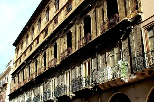 Evocadora Imagen Balcones Edificios Época Centro Histórico Palermo Italia — Foto de Stock