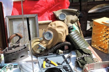 Palermo, İtalya, 2019.04.07 eski gaz maskeleri Palermo 'nun merkezinde bir vintage pazarında filtre ile