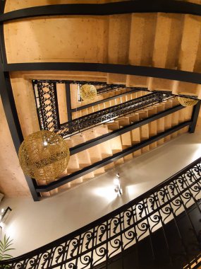 Aşağıdan görünen 50 'li yılların merdivenlerinin dokularının anımsatıcı görüntüsü