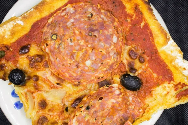 Imagen Evocadora Una Pizza Casera Con Salami Picante Aceitunas Negras — Foto de Stock