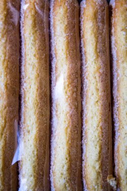 Tiramisu denilen tipik bir İtalyan tatlısına uygun Savoy kraliyet ailesinin tipik paketinde bir sıra bisküvi kahve, likör, mascarpone kreması, yumurta ve şekere dayanıyor.