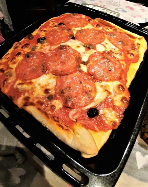 Напоминающее Изображение Домашней Пиццы Острой Салями Черными Оливками Помидорами Моцареллой — стоковое фото