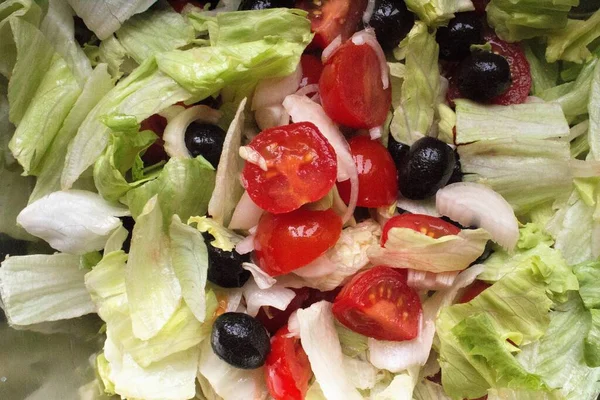 Close Van Salade Tomaten Uien Zwarte Olijven Gewassen Gesneden Met — Stockfoto