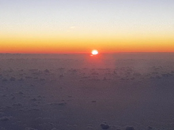 Güneşin Bulutların Arkasında Saklandığı Uçaktan Görülen Gün Batımının Canlandırıcı Görüntüsü — Stok fotoğraf