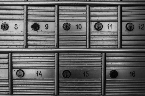 古い郵便局のメールボックスの魅惑的な黒と白の画像 — ストック写真