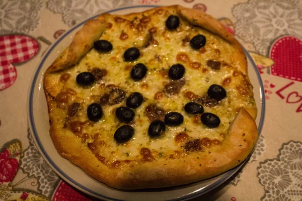 Image Évocatrice Pizza Maison Avec Mozzarella Anchois Olives Noires — Photo