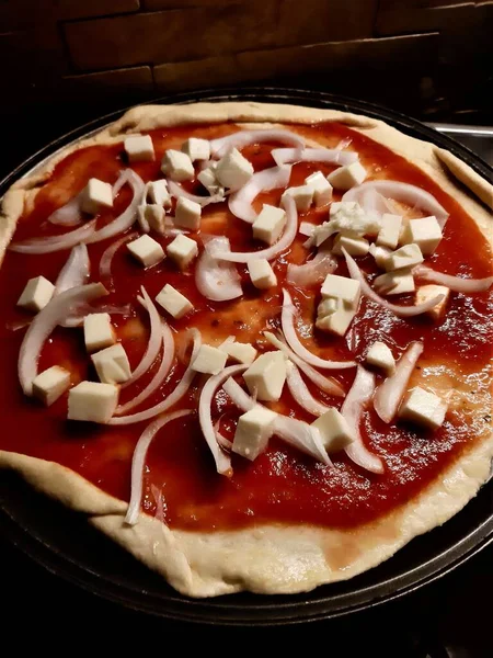 Image Évocatrice Une Pizza Maison Aux Tomates Mozzarella Oignons — Photo