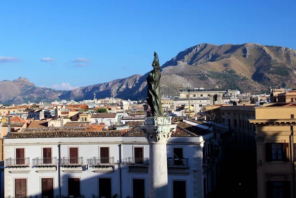 Palermo, İtalya - San Domenico meydanının görüntüsünü anımsatıcı bir şekilde yansıtıyor.
