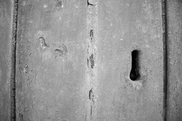 上锁的老竖直木板纹理的黑白映像 — 图库照片