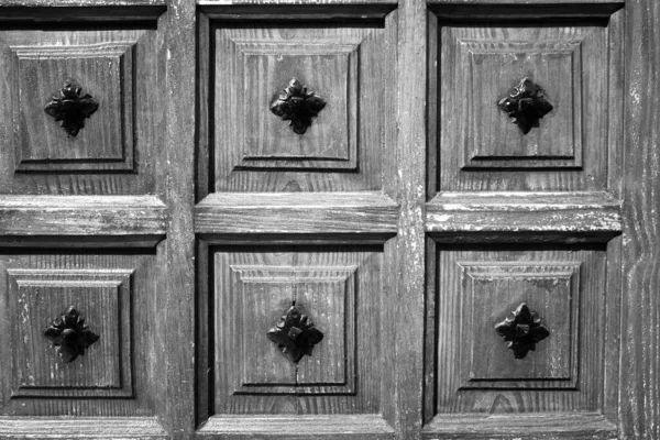 Evocadora Imagen Blanco Negro Del Detalle Una Antigua Puerta Entrada —  Fotos de Stock