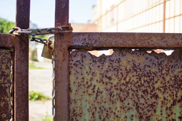 Imagem Evocativa Parte Portão Enferrujado Com Corrente Fechadura — Fotografia de Stock