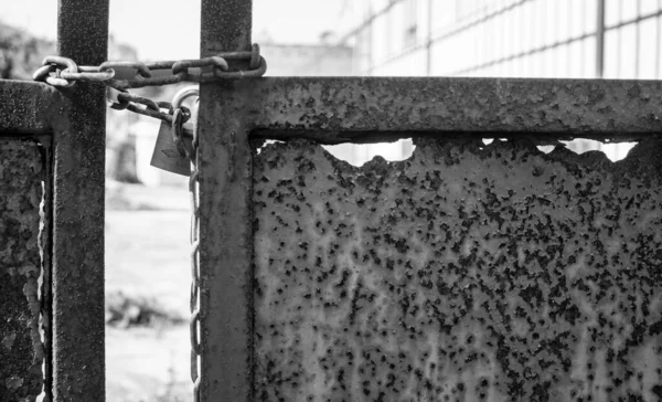 Image Évocatrice Porte Rouillée Avec Chaîne Serrure Noir Blanc — Photo