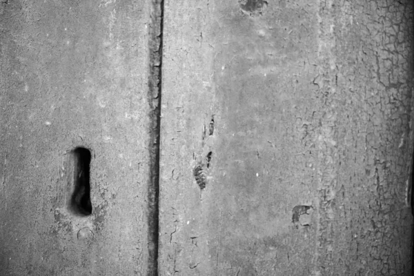 上锁的老竖直木板纹理的黑白映像 — 图库照片
