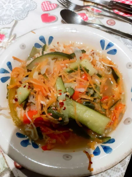 Imagen Evocadora Fideos Instantáneos Con Varias Verduras Listas Para Comer — Foto de Stock