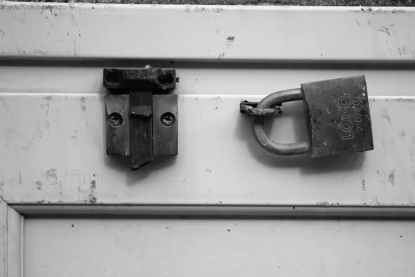 南京錠付きのプレートドアの黒と白の質感の刺激的なイメージ — ストック写真