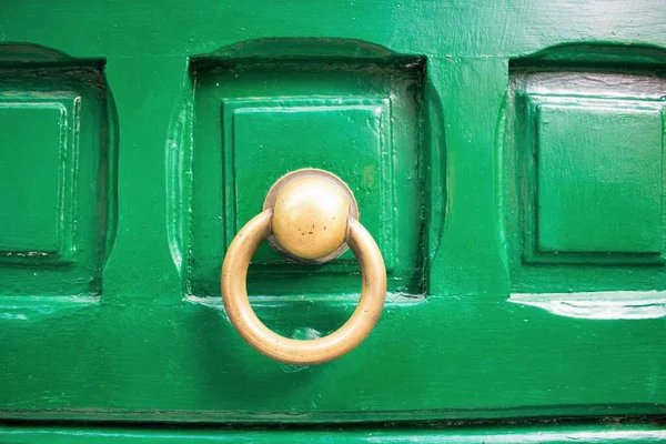 Evocadora Imagen Detalle Una Vieja Puerta Exterior Madera Verde Con — Foto de Stock